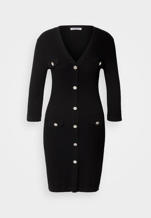 Schwarzes Strickkleid mit V-Ausschnitt, Dreiviertelärmeln, Frontknopfleiste, zwei Brusttaschen und silberfarbenen Knöpfen.