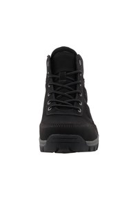 Botas negras hasta el tobillo con un upper sintético texturizado, suela de goma gris, punta redonda, ojales de metal y cordones negros. Detalles de costura a los lados.