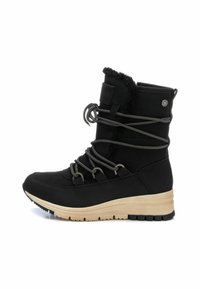 Bota de invierno negra con parte superior texturizada, forro de piel sintética, cordones elásticos y suela de goma beige para tracción.
