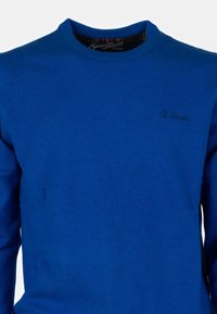 Maglione blu a maglia con scollo rotondo. Presenta la scritta "St. Barth" ricamata in filo scuro sul lato sinistro del petto. Tessuto morbido, design aderente.