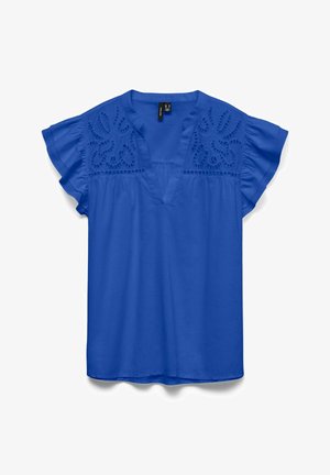 Modra bluza s kratkimi rokavi z naborki, V-izrezom in čipkastim cvetličnim vzorcem na zgornjih prsnih panelih.