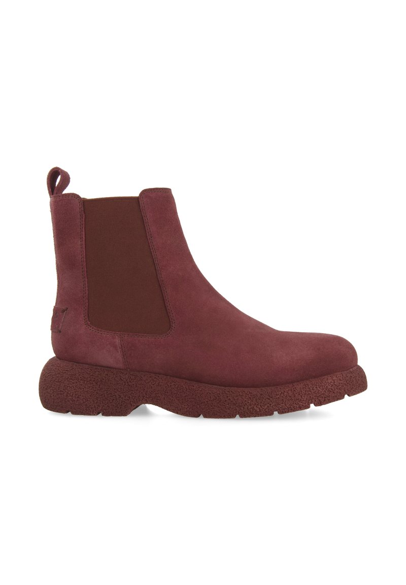 Bottines Chelsea en daim bourgogne avec un panneau élastique marron sur le côté, une semelle texturée épaisse et une languette à l'arrière.