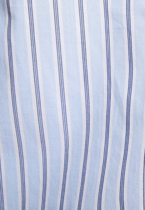 Tissu bleu clair avec fines rayures verticales bleu marine et blanches, montrant une texture tissée fine et des plis subtils.