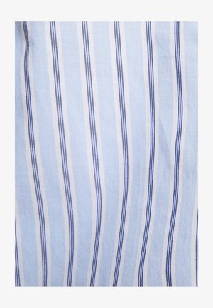 Tissu bleu clair avec fines rayures verticales bleu marine et blanches, montrant une texture tissée fine et des plis subtils.