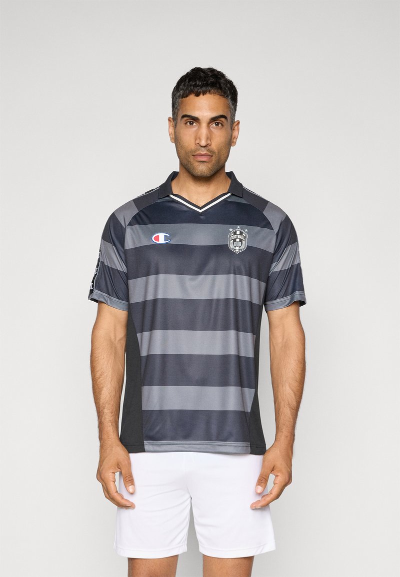 Grijze en zwarte gestreepte voetbalshirt met een kraag, korte mouwen en een logo op de borst; gecombineerd met witte shorts.