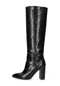 Bottes noires jusqu'aux genoux avec une texture crocodile, un bout pointu et un talon épais. Présente une finition lisse et un détail de logo subtil.