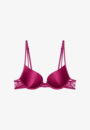 Soutien-gorge en satin fuchsia avec des coques moulées, un détail en dentelle sur les côtés, des bretelles ajustables et une fermeture à crochets au dos. Texture lisse dans l'ensemble.