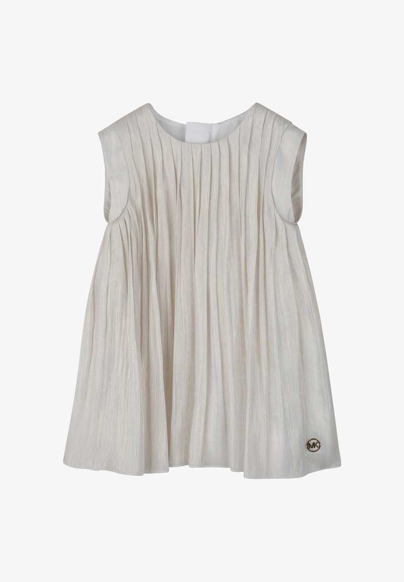 Robe sans manches en beige clair avec des plis verticaux. Dotée d'un col rond et d'un petit logo décoratif à l'ourlet. Texture lisse.