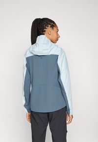 Lichtblauwe en donkerblauwe waterdichte jas met capuchon, met een slank ontwerp en elastische manchetten, geschikt voor buitenactiviteiten.