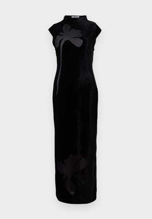Abito lungo in velluto nero con colletto alto e maniche a cappuccio, caratterizzato da una stampa floreale nera lucida sul davanti. Silhouette slim e aderente.