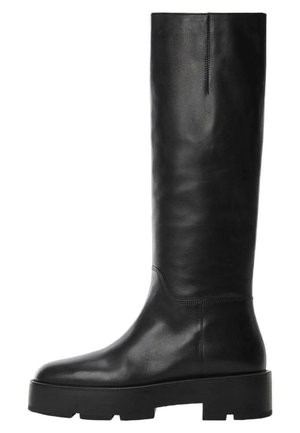 Bota de cuero negra hasta la rodilla con suela gruesa de tacos y punta redondeada, diseñada para la moda y la durabilidad.