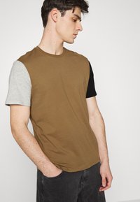 Only & Sons ONSORIK LIFE TEE - T-shirt estampada - kangaroo
