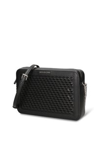 Borsa a tracolla in pelle nera con texture intrecciata sulla parte anteriore, chiusura con cerniera, tracolla removibile e decorazione a catena in tono argento.