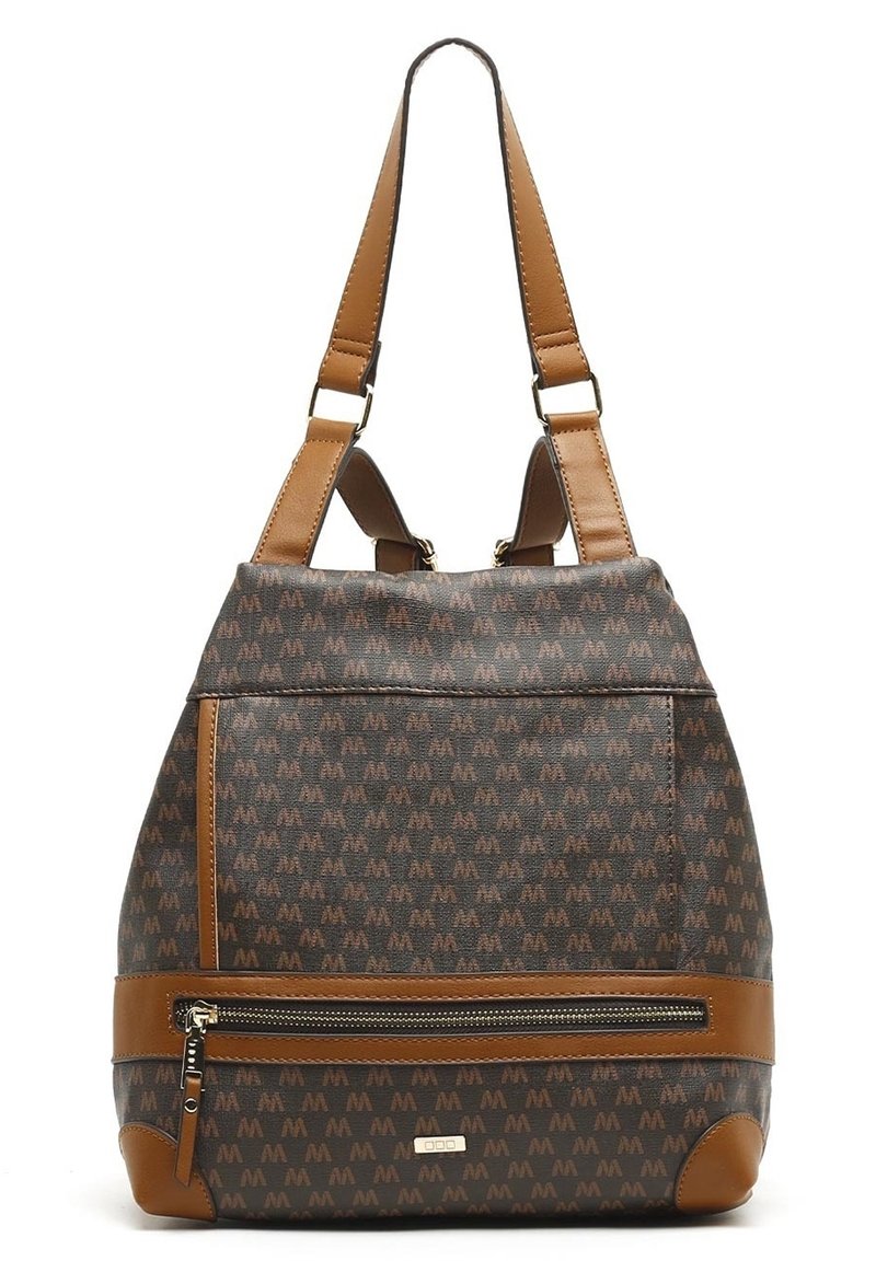 Sac à dos à motif marron avec des accents beige, doté de bretelles ajustables, d'une poche avant zippée et d'un tissu texturé.