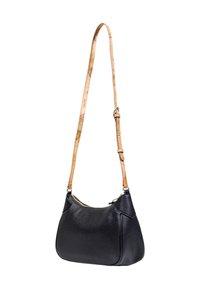 Borsa a tracolla in pelle nera con una lunga tracolla regolabile beige caratterizzata da un motivo a mappa, chiusura con zip nella parte superiore.