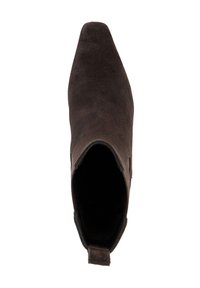 Bottine en daim brun avec un bout pointu, des panneaux latéraux élastiques et une languette à l'arrière. Texture lisse, design minimaliste et pas de matériel visible.