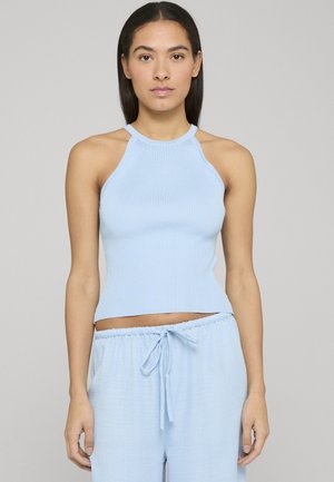 Lyseblå ribstrikket haltertop med tætsiddende design, der har en rund halsudskæring og ærmeløs stil, suppleret med matchende lyseblå bukser.