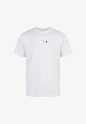 Hvid t-shirt med korte ærmer og rund halsudskæring, med ordet "Kleingkeit" trykt i lille sort skrift på brystets midte.