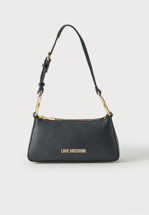Bolso de hombro de cuero negro con textura, cremallera dorada, correa ajustable y "LOVE MOSCHINO" logo dorado en la parte delantera.