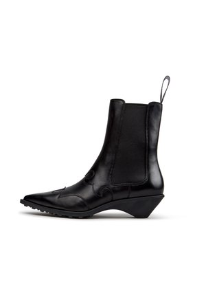 Schwarzer Lederknöchelstiefel mit spitzer Zehe, geschwungenem Absatz, elastischen Seitenpaneelen, dekorativen Nähten und Zuglasche hinten.