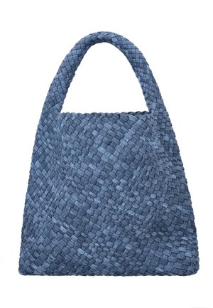 Niebieska pleciona torebka z szerokim, zaokrąglonym uchwytem i miękką, teksturowaną powierzchnią o wzorze plecionki koszykowej.