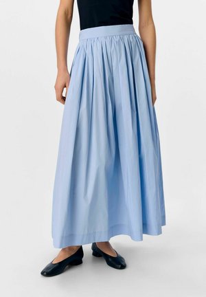 Jupe longue bleu clair en tissu lisse avec des plis et une large taille. Présente une silhouette A-line classique.