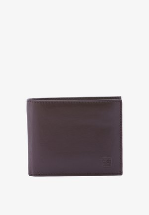 Portafoglio in pelle marrone con una texture liscia, design a due fold e bordi cuciti. Presenta un-logo in rilievo discreto nell'angolo inferiore.