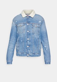 Ljusblå jeansjacka med vit fuskpälskrage, slitna detaljer, knäppning framtill och bröstfickor. Klassisk design med långa ärmar.