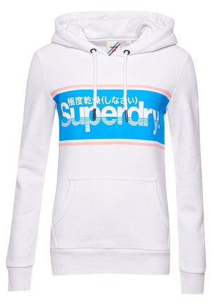 Biała bluza z kapturem z przednią kieszenią, niebiesko-różowym poziomym paskiem oraz dużym logo "Superdry" z japońskim tekstem na piersi.
