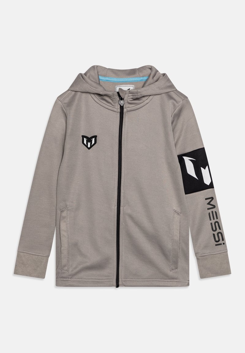 Haut de survêtement zippé gris avec capuche, présentant un logo noir sur la poitrine et le bras, ainsi que "MESSI" imprimé en noir sur la manche. Texture lisse.