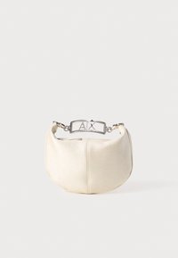 Borsa a mano in crema metallizzata con forma curva, caratterizzata da un dettaglio hardware con logo argentato e una finitura in tessuto liscio.