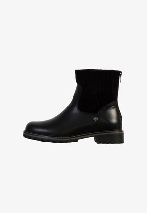 Zwarte enkelboot met een gestructureerde corduroy bovenkant en een glad leren paneel. Voorzien van een zijrits en een robuuste zool.