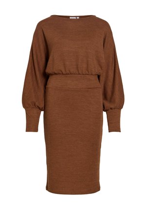 Brązowa sukienka dzianinowa w prążki z długimi bufkowatymi rękawami, dopasowaną talią i długością do kolan, wykonana z miękkiego, teksturowanego materiału.