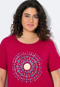 Ulla Popken EN A À COL ROND ET MANCHES COURTES MANDALA - Triko s potiskem - dark raspberry