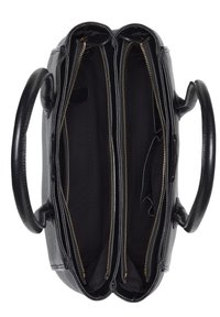 Schwarze Lederhandtasche mit zwei Reißverschlussfächern, glatter Textur und doppelten Griffen. Das Innere verfügt über eine einfarbige schwarze Auskleidung und Taschen.