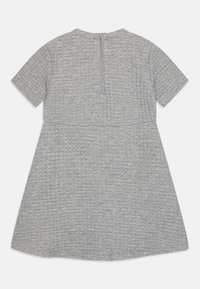 Grå klänning med korta ärmar i ett strukturerat tyg, rund halsringning och blixtlås bak. A-linje siluett med en slät fåll.