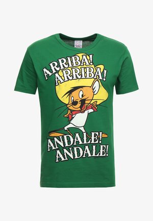 Grünes Baumwoll-T-Shirt mit einem Cartoon-Charakter, der einen großen gelben Sombrero trägt, und dem Text "ARRIBA! ARRIBA! ANDALE! ANDALE!" in fetter schwarzer Schrift.