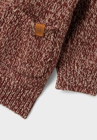 Marlani pleteni rokavice v burgundski in kremni volneni mešanici z rebrastimi manšetami in majhno usnjeno oznako na eni rokavici.