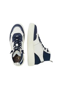 Marineblaue und weiße High-Top-Sneaker aus einer Kombination von Leder und Wildleder, mit runder Zehenpartie, dicker Gummisohle und kontrastierenden Farbpaneelen.