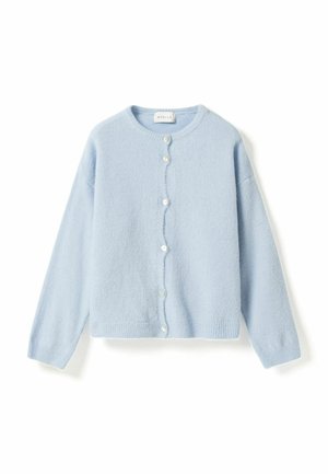 Svetlomodrý dlhý pletený kardigán s okrúhlym výstrihom a šiestimi bielymi prednými gombíkmi, zobrazený na bielom pozadí.