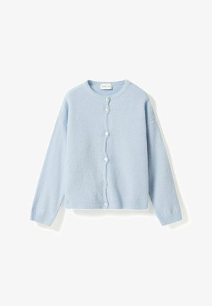 hele sinine, pikkade varrukatega kootud kardigan ümarate kaelusega ja kuue valge eesnupuga, valgel taustal eksponeeritud.