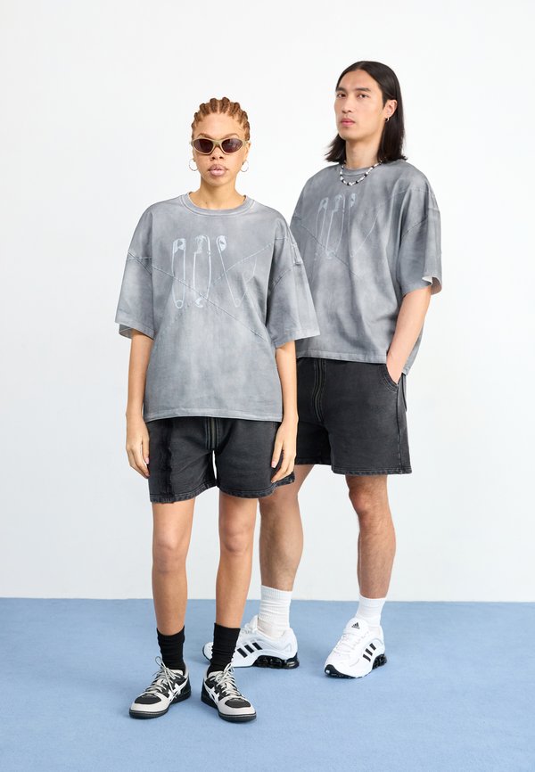 SAFETY PIN UNISEX - Print T-shirt3