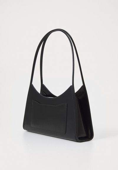 Sac à main en cuir noir avec un design structuré, de larges bandoulières et une poche avant. Texture lisse et lignes épurées.