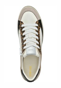 Zapatilla blanca con acentos de estampado de leopardo, textura de gamuza y malla, logo plateado en la lengüeta, cordones planos y suela de goma negra.