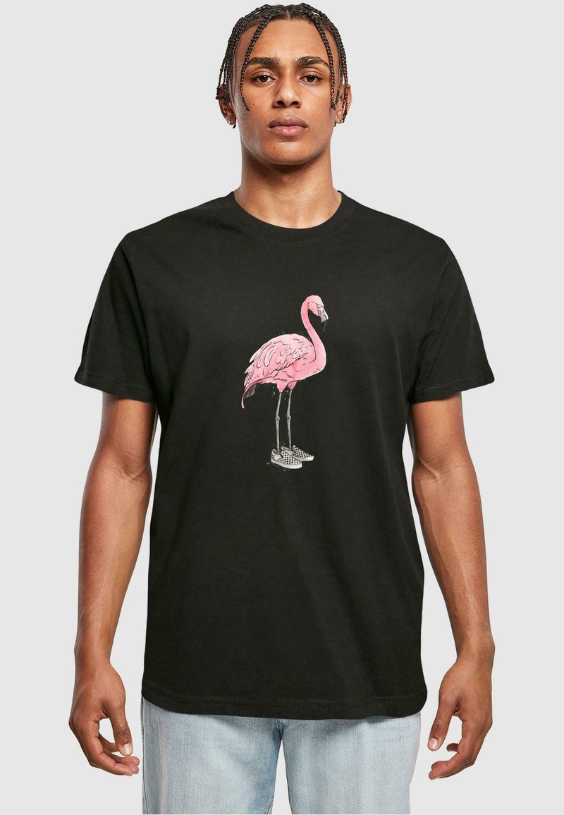 Juodas medvilninis marškinėliai su rožiniu flamingo grafika ir languotais batais, trumpomis rankovėmis ir apvaliu kaklu. Patogi ir laisva fasono dizainas.