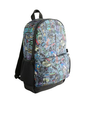 Rygsæk med sort bund og stropper med farverige graffiti-stil doodles, kranier, skateboards og tekst på en grå baggrund.