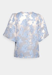 Top de manga corta en plata metálico con bordado floral en azul claro, que presenta un cuello redondo y un cierre de ojal en la parte posterior.