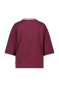 Chemise à manches courtes en coton bordeaux, dotée d'un col blanc côtelé et d'une coupe droite. Aucun motif ni ornement visible.