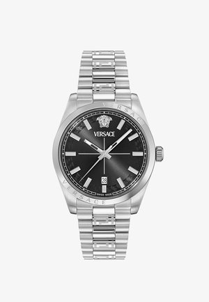 Stainless steel sat sa crnim brojčanikom, srebrnim oznakama sati, prikazom datuma na 6 sati i narukvicom s uzorkom. Logo branda na 12 sati.