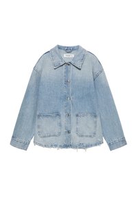 Hellblaue Jeansjacke mit Knopfverschluss, zwei aufgesetzten Fronttaschen, ausgefranstem Saum und langen Ärmeln.